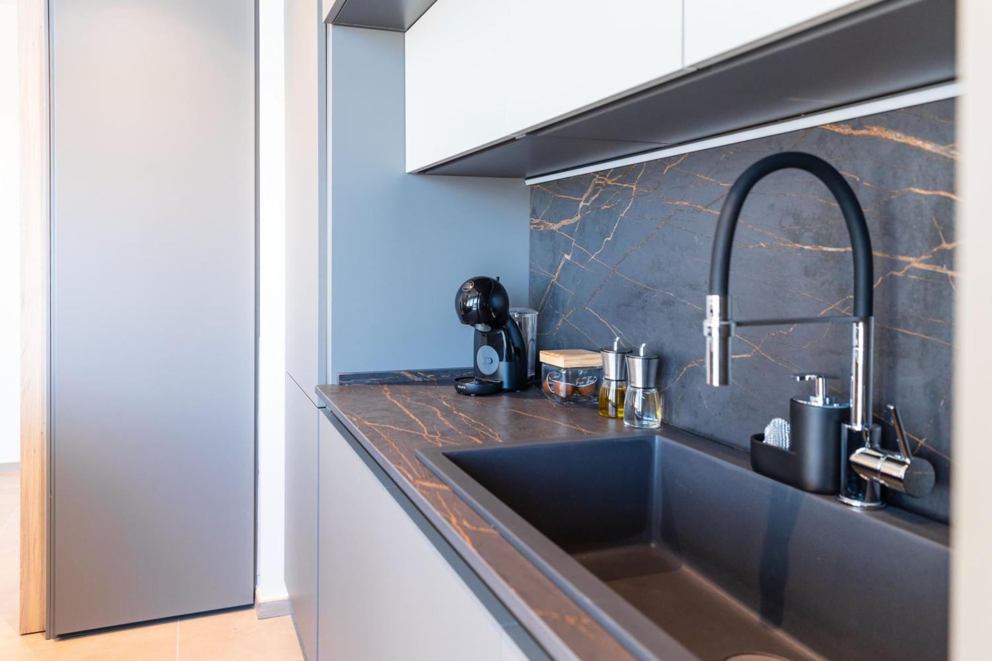 Apartment Mercury Tower Exclusive 1br With Rooftop Pool By Arcobnb